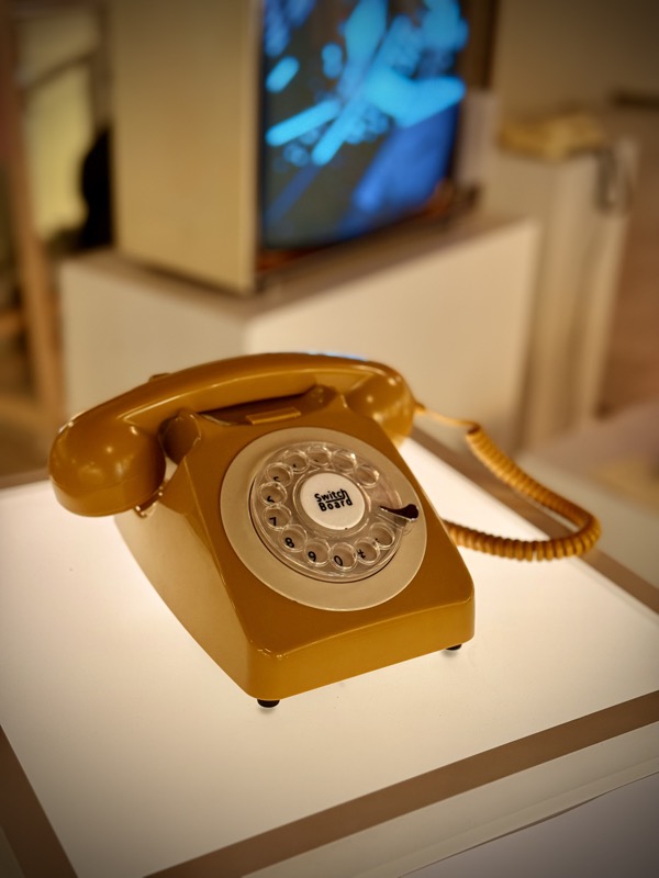 Close-up of the rotary phone handset on the white pedestal in the Parktheater foyer.